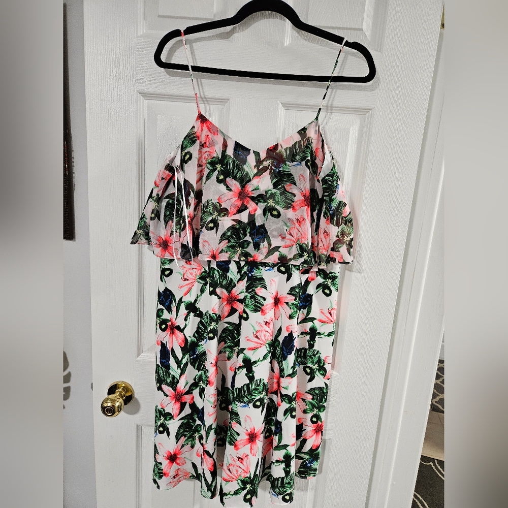 🍍 Vince Camuto Floral Dress